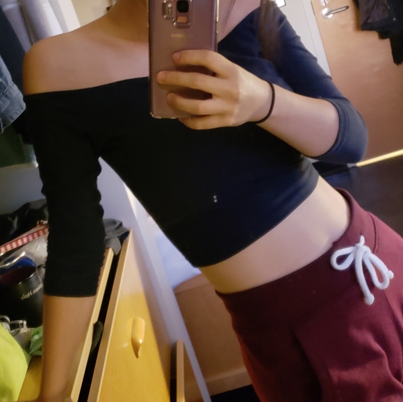 ๐ซ$5๐ซ HOLLISTER Off the Shoulder Crop Top - size S, navy - Picture 3 of 3